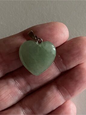 VERY SWEET SMALLER GREEN JADE HEART SHAPED PENDANT DROP CHARM